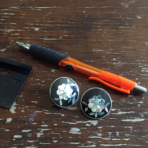 Mother of Pearl inlaid pierced earrings - Picture 5 of 5